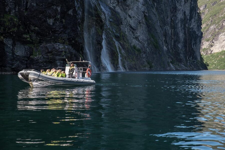 RIB Geiranger - Fjordsafari - The guide adds more than directions
