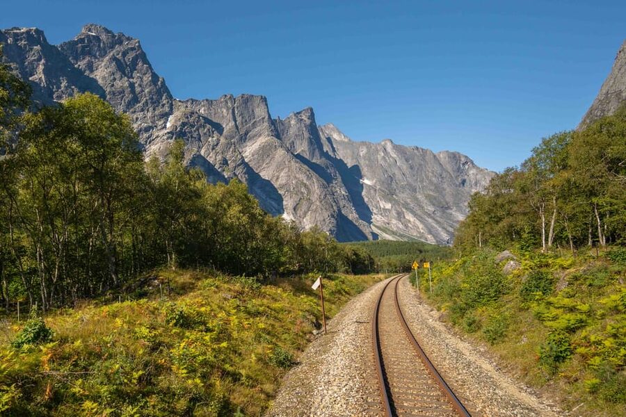 Romsdalen: Rauma Railway Golden Train with Guide - Troll Wall and Verma Waterfall