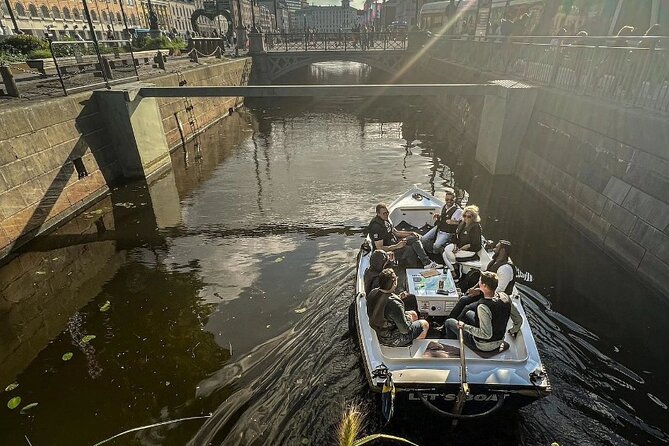 Self Drive Electric Boat in the Canals - Taking the helm at Snäckan