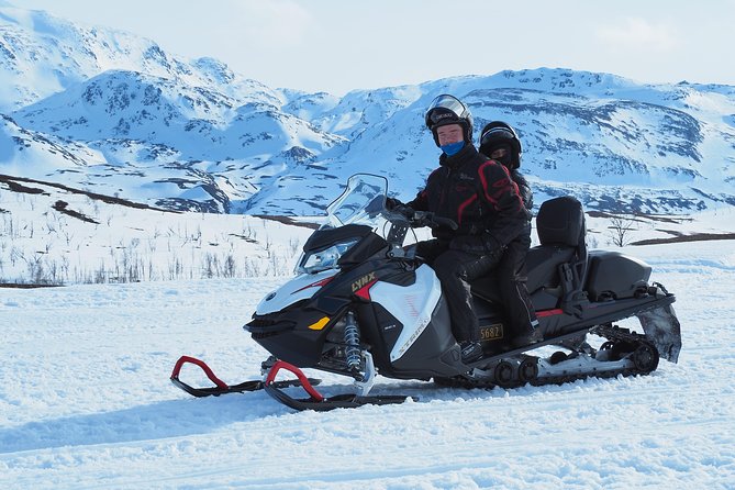 Snowmobile safari in the mountain plateau of Finnmarksvidda - Warm drinks and a welcome break