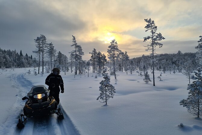 Snowmobile tour - Riding out from Oatfield Huskies