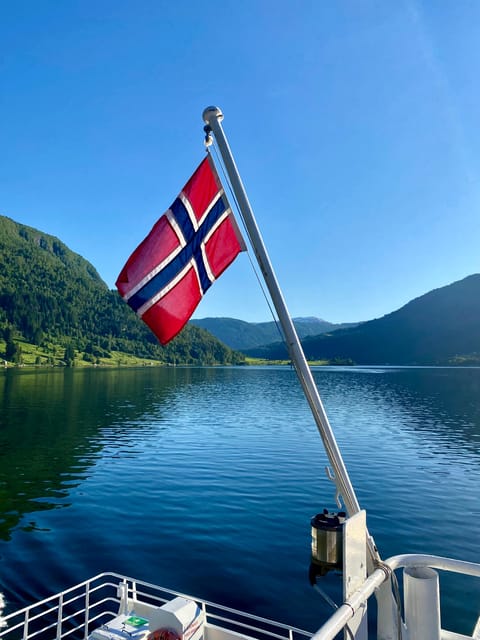 Sogndal: Cozy evening Cruise. Boat tour - Choosing the best place to sit on MS Holly