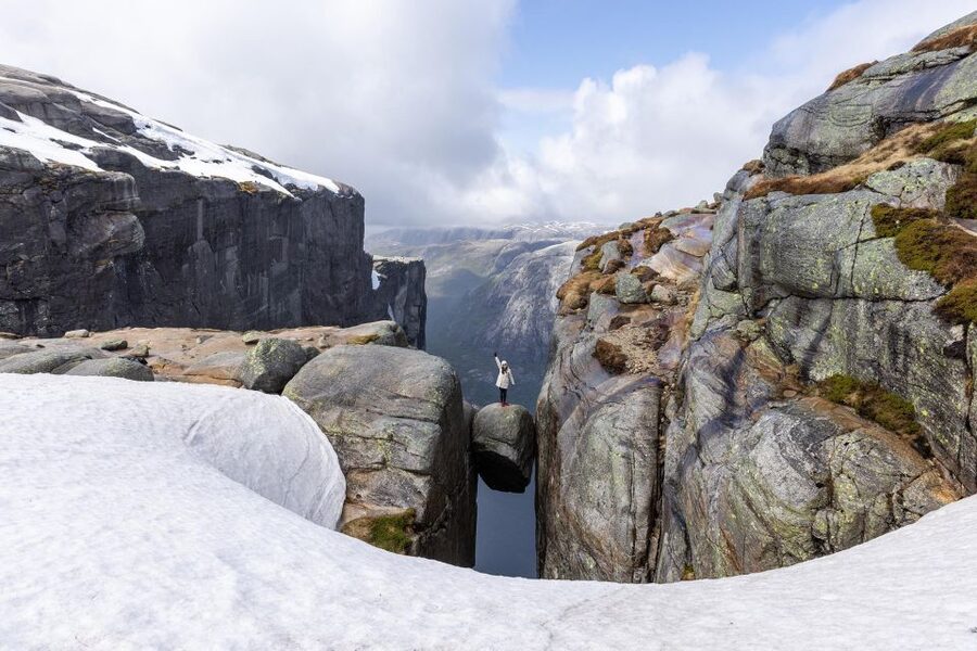 Stavanger: Off-Season Hike to Kjerag + Packed Lunch - The trail to the famous boulder