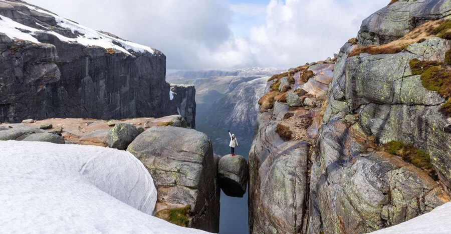 Stavanger: Off-Season Hike to Kjerag + Packed Lunch - An early Stavanger pickup and a long ride north