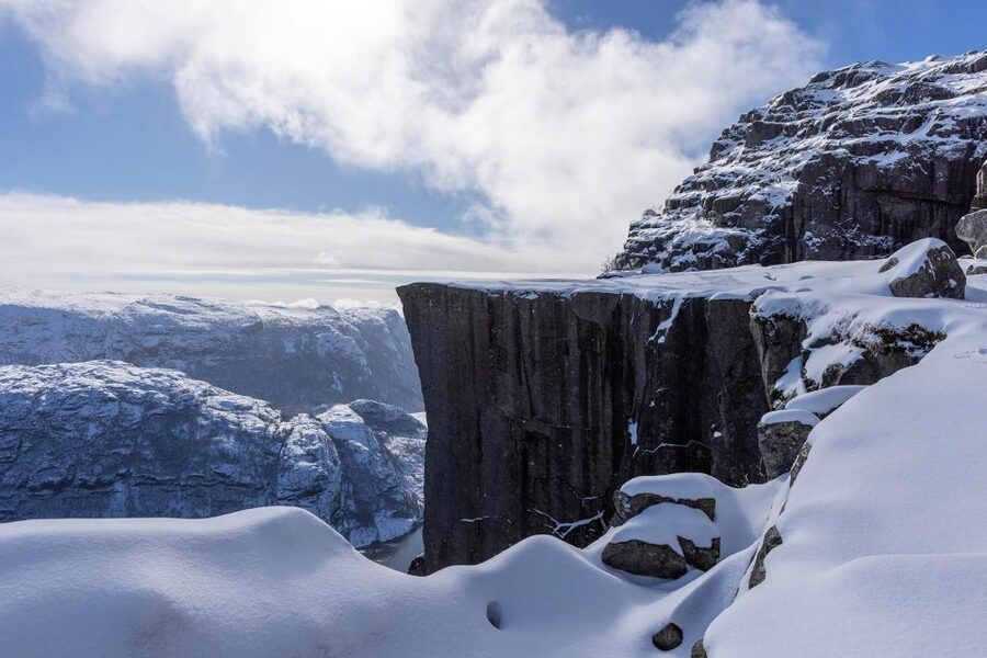 Stavanger: Preikestolen Winter Hike + Hot Lunch - Climbing through snow and ice