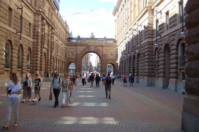 Stockholm- A Beauty On The Water: Old Town Walking Tour and Boat Trip Combined - Coffee, cinnamon rolls, and the value of the boat