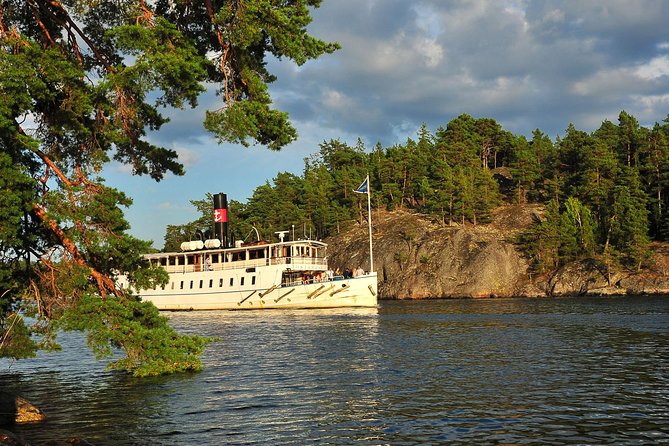 Stockholm Archipelago Cruise with Guide - The 2.5-hour route to Vaxholm