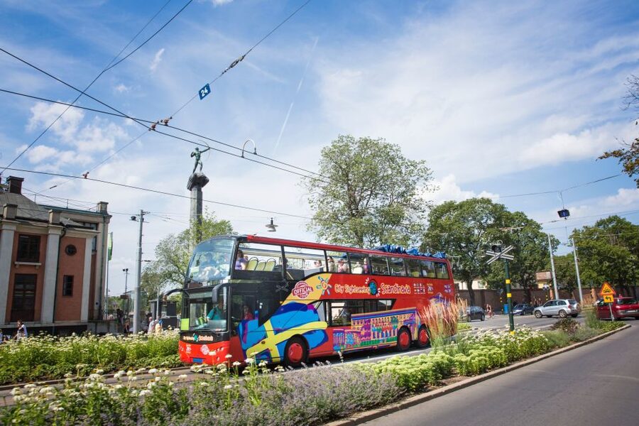 Stockholm: City Sightseeing Hop-On Hop-Off Bus Tour - Audio, buses, and finding the correct stop