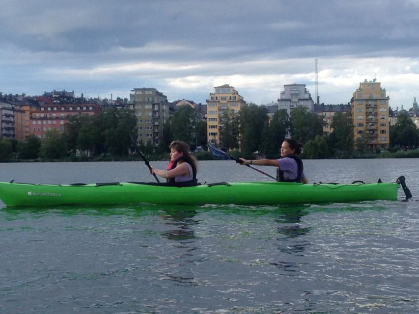 Stockholm Evening Kayak with BBQ. - Leaving the kayaks for a beach dinner