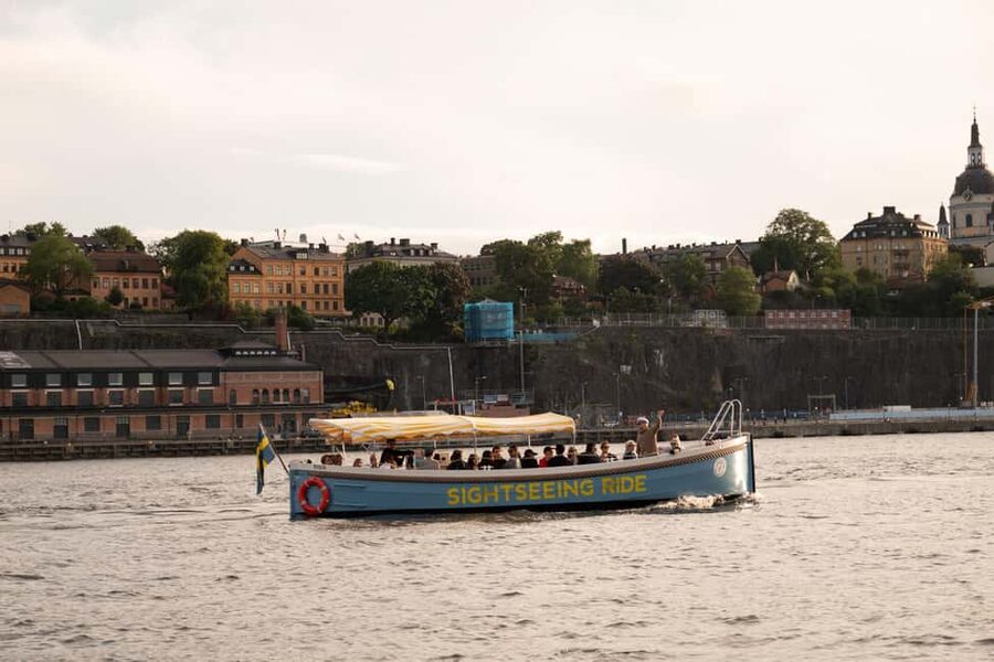Stockholm: Guided City Sightseeing Open Electric Boat Tour - Skeppsholmen and the return across the water