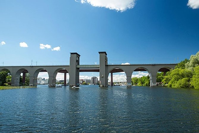 Stockholm: Highlights Boat Tour - Passing under bridges and through the lock