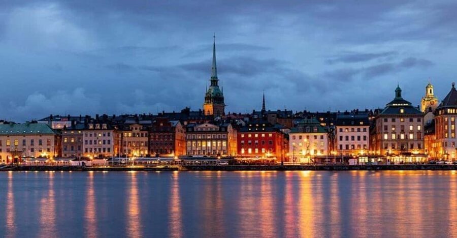 Stockholm: Must-See Attractions Walking Tour with a Guide - St. George and the Dragon in the Old Town