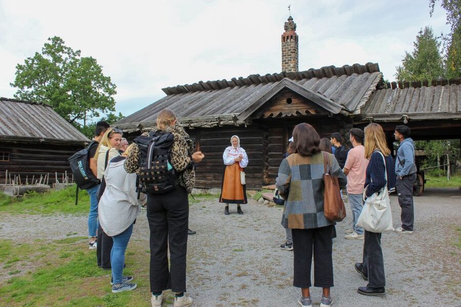 Stockholm: Personalized Guided Tour for Families - A guide who adjusts the story for your children