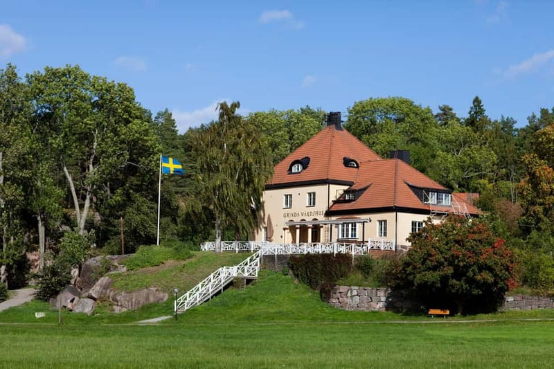 Stockholm: RIB Speed boat tour incl. island visit - Vaxholm passes by, rather than pauses