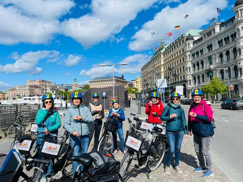 Stockholm's Best Bike Tour! (English / Deutsch) - Gamla Stan, Stortorget, and the Royal Palace