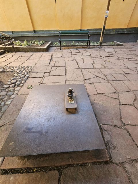 Stockholm: Secrets of Gamla Stan Guided Tour w/ Fika Option - Why Gamla Stan is best understood on foot