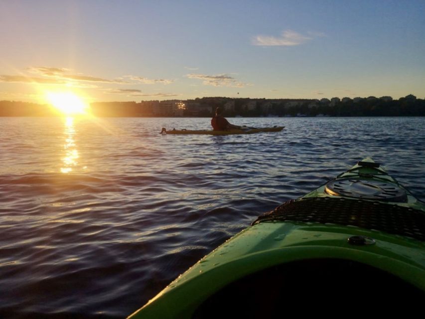 Stockholm: Sunset Kayak Tour in the City + Swedish Fika - The first 1.5-hour paddle