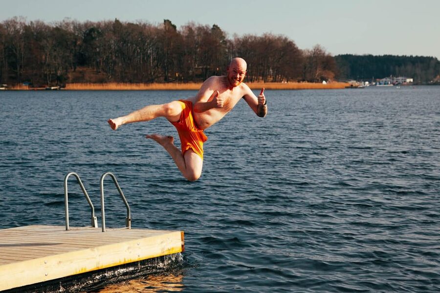 Stockholm: Traditional Sauna & Polar Plunge in Baltic Sea - Winter brings the strongest version of the experience