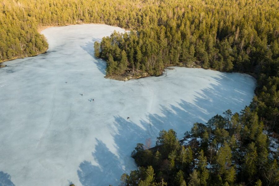 Stockholm: Winter Snowshoe Full-Day Hike - Crossing frozen lakes with care