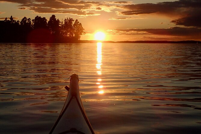 Sunset kayak tour with fika on Stockholms lakeside - The campfire fika is more than a snack stop