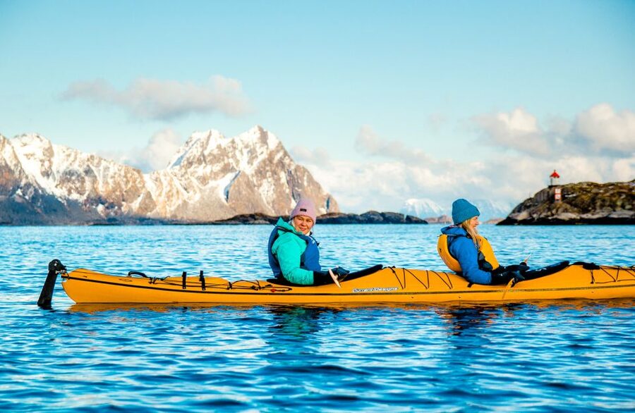 Svolvaer: 2-Hour Winter Kayaking Adventure - Local culture and stories between the strokes