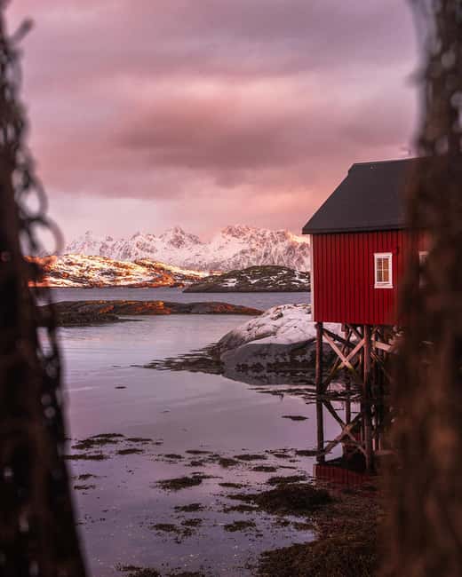 Svolvær and Henningsvær Sightseeing and History Tour - Starting among the cabins of Svinøya