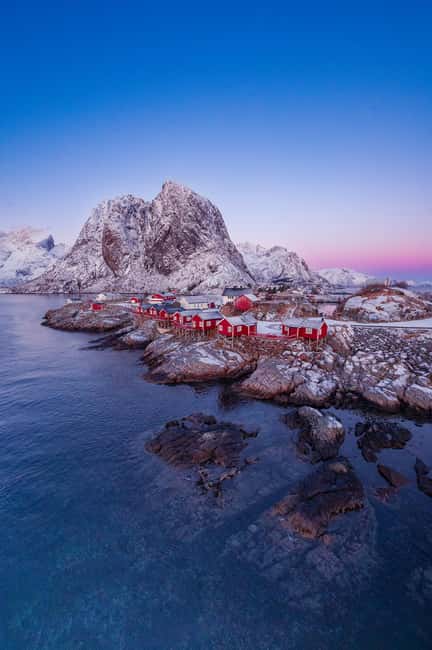Svolvær: Reine, Hamnøy, Sakrisøy Photo Tour - Starting among the rorbuer at Svinøya
