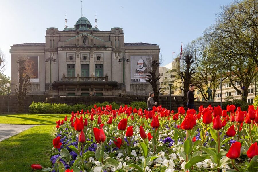 The influence of Bergen in Norways development, city tour - Meeting at the National Theatre
