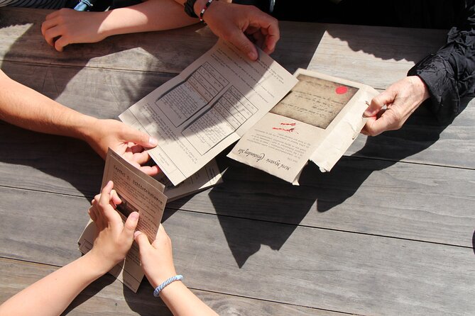 The Murder by Christiansborg Palace: Interactive Mystery Hunt - Starting at Maria’s Kiosk and collecting the clues
