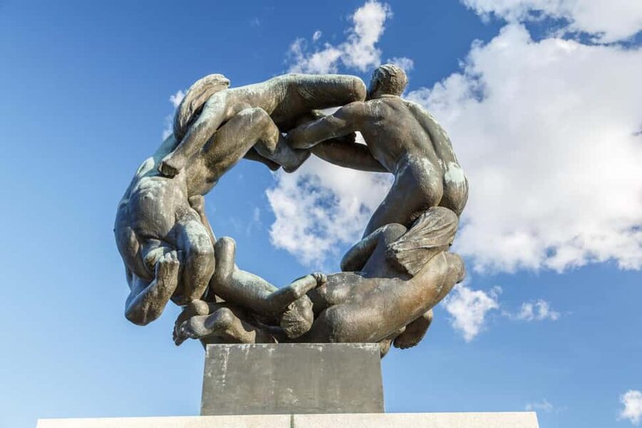 The Vigeland Park in Oslo: Insta-Perfect Walk with a Local - Weather, pace, and what to pack