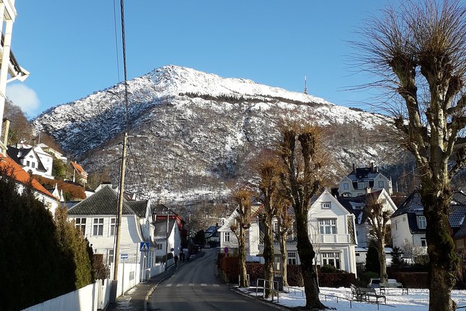 Three-summit hike in Bergen - Mount Fløyen and the Fløibanen start