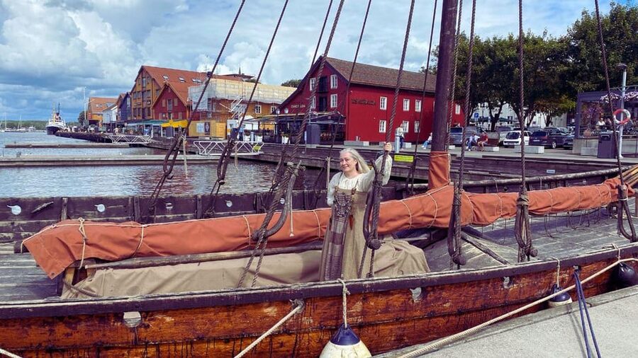 Tønsberg: Walk with a Viking - Guided Tour - Craft demonstrations show the work behind Viking life