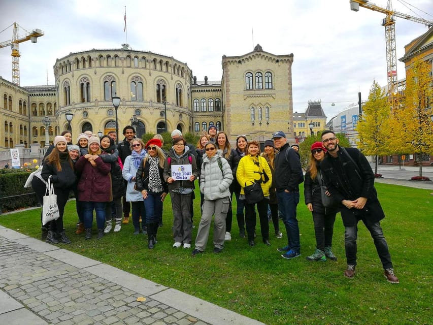 Tour a Pie en Oslo en Español - Starting at Jernbanetorget and the famous Tiger