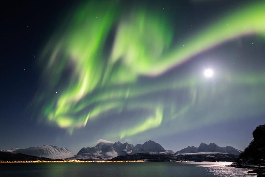 Tromsø: Aurora Borealis, Campfire, Hot Meal, Arctic Tour - Chasing gaps in the clouds