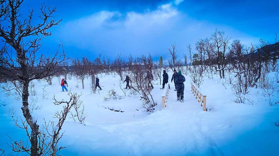 Tromsø: Aurora Crystal Lavvo Overnight Stay with Activities - The 2-kilometer walk through Lyngen