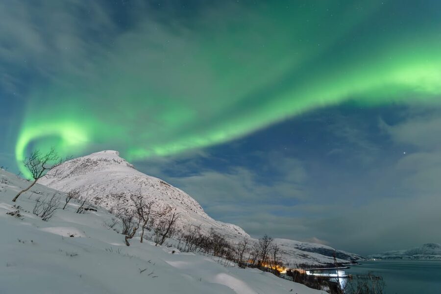 Tromsø: Aurora Quest Minibus Adventure - Photography help is valuable, with a few cautions