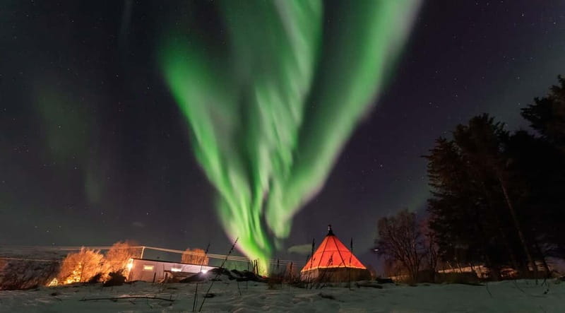 Tromsø: Aurora Safari Chase by big bus with Camp meal - The northern lights come with a weather plan