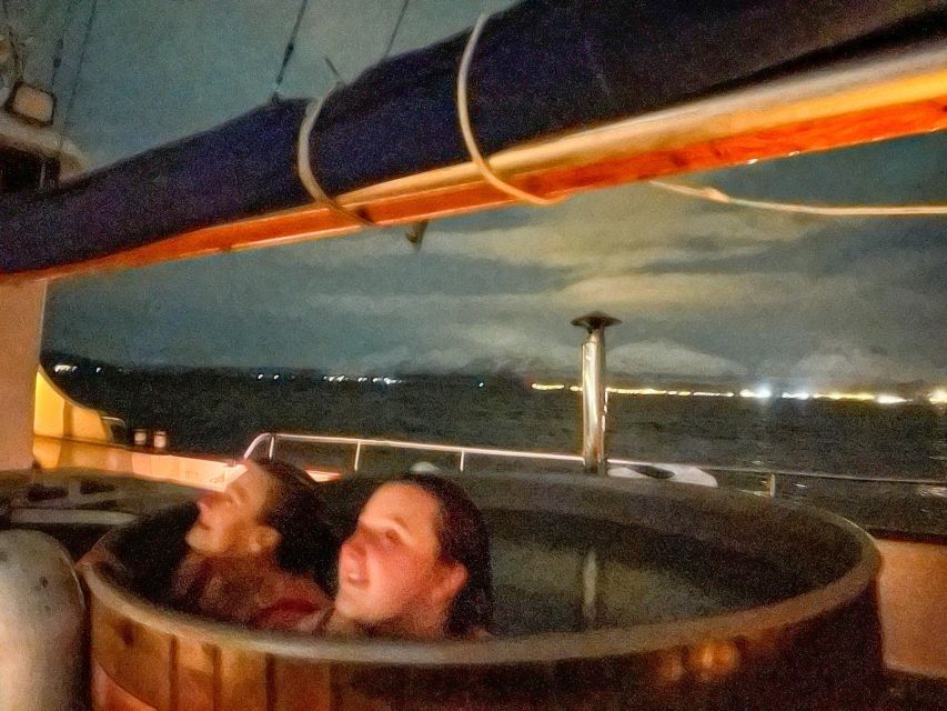 Tromso: Luxury Northern Lights Cruise with Hot Tub & Dinner - How the hot tub session works