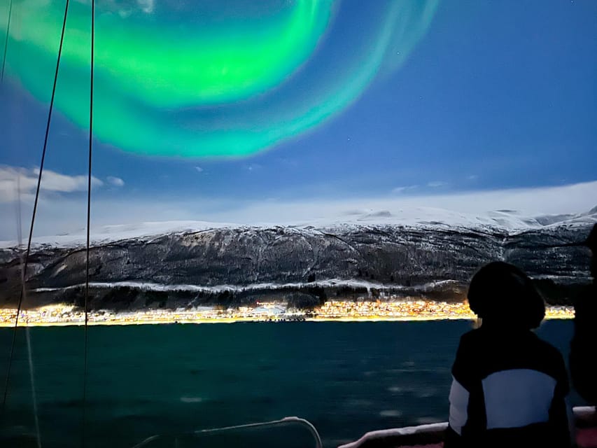 Tromso: Luxury Northern Lights Cruise with Hot Tub & Dinner - Searching for the aurora from the water
