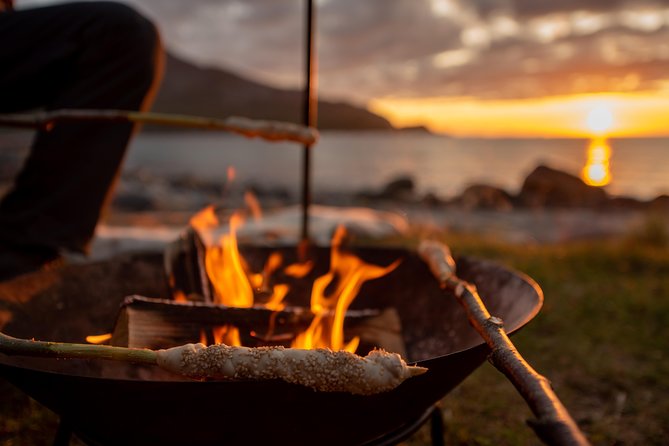 Tromsø: Midnight Sun with Campfire with Wandering Owl - The midnight sun without a busy viewpoint