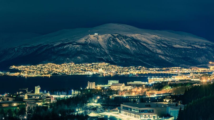 Tromso: Northern Lights Cable Car Excursion - Waiting for the Aurora with cake and coffee