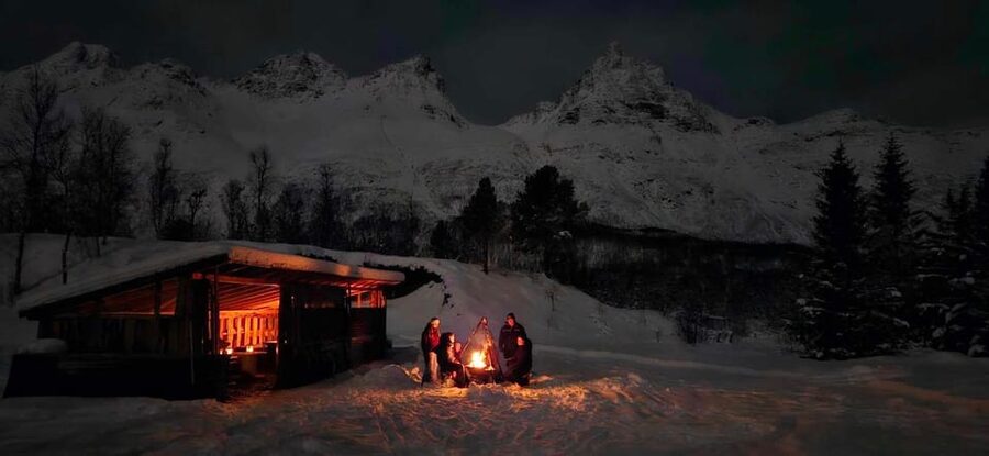 Tromsø: Northern Lights Hunt. Local Guide and Basecamp. - Why this Aurora hunt feels different from a fixed viewpoint