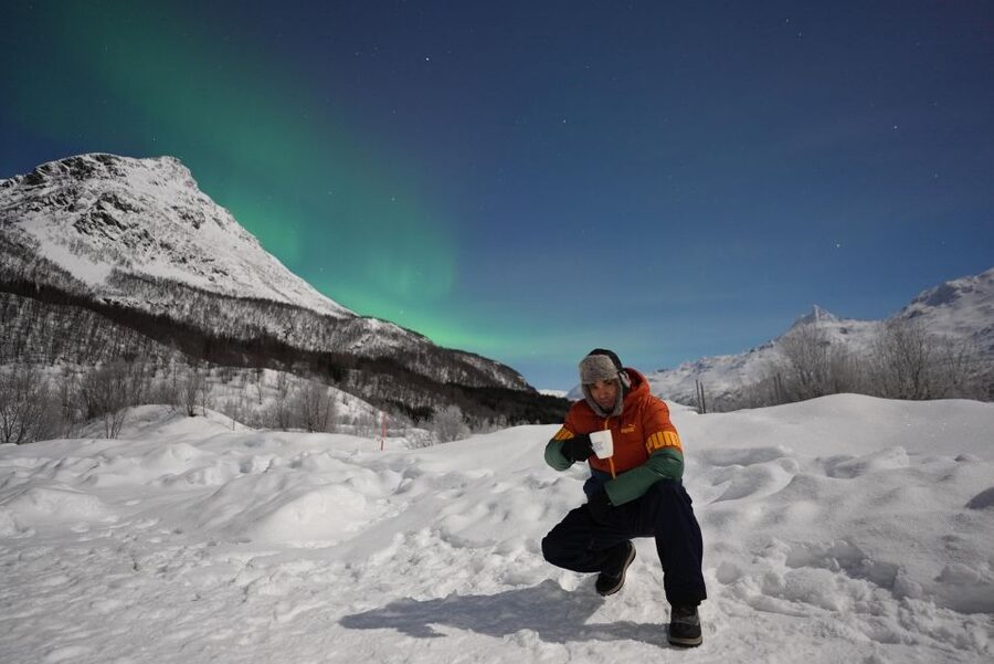 Tromsø: Northern Lights Minibus Small Private Tour Group - Chasing breaks in the cloud