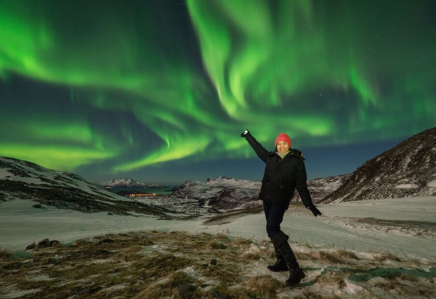Tromso: Northern Lights Photography Tour by Bus (or miniBus) - Hot chocolate, cookies, and the trip back