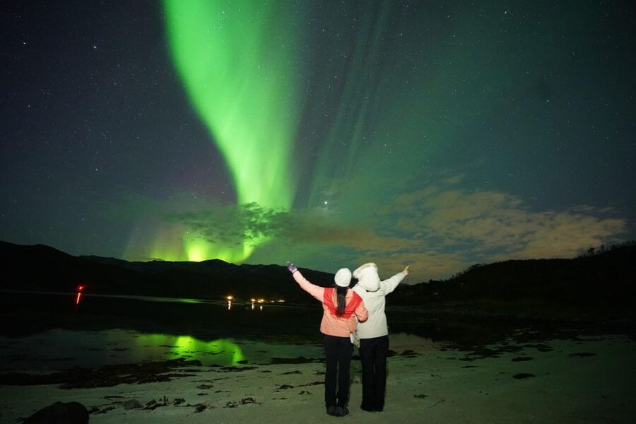 Tromsø: Northern Lights Tour with Free Professional Portrait - The free portrait and practical photography help