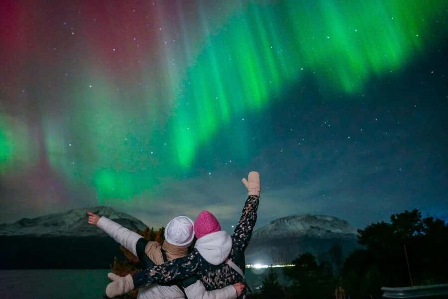Tromsø: Northern Lights Tour with Guaranteed Sightings - Warm overalls, hot drinks, and the long wait