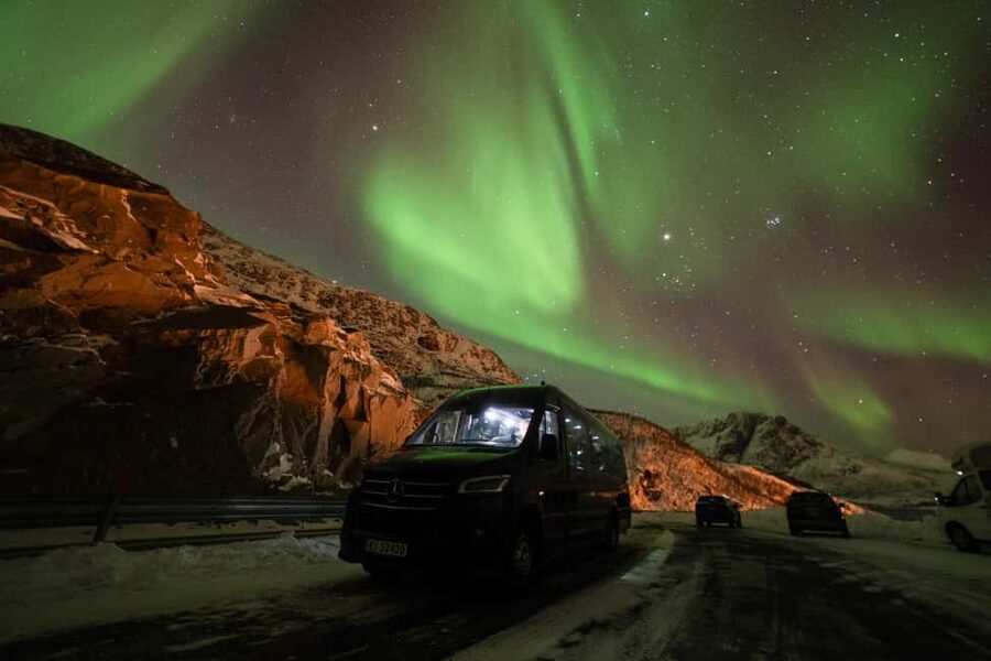 Tromsø: Northern Lights tour with local experts - Meeting at Hotel Skaret by Vander