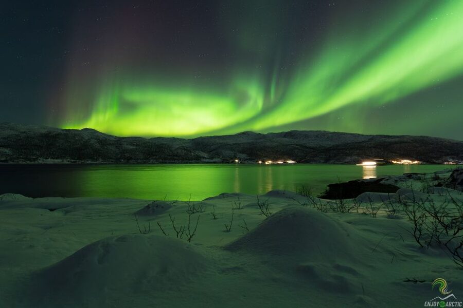Tromsø: Northern Lights Trip with Campfire and Snacks - Chasing the lights toward Finland