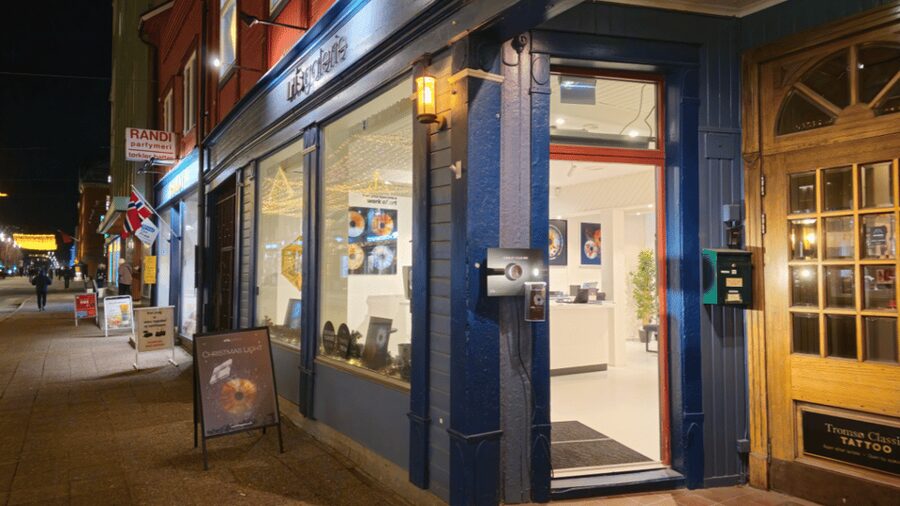 Tromsø: Reveal Your Eye Experience at the Iris Galerie - Languages and Staff Support
