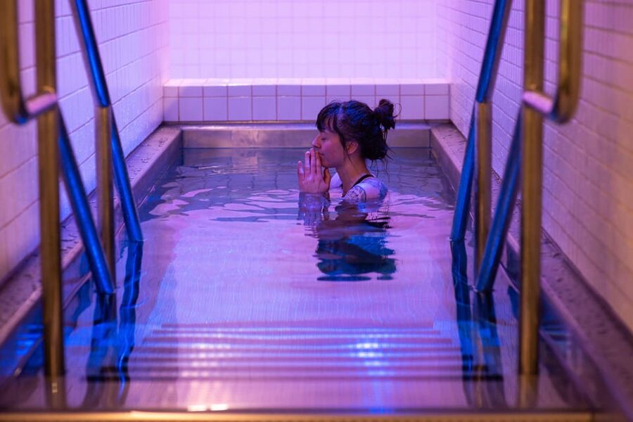 Tromsø: Spa/Pool with Bath, Sauna and Outdoor Heated Pool - Arrival, wristbands, lockers, and changing rooms